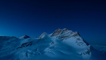 Jungfrau bei erster Morgendämmerung